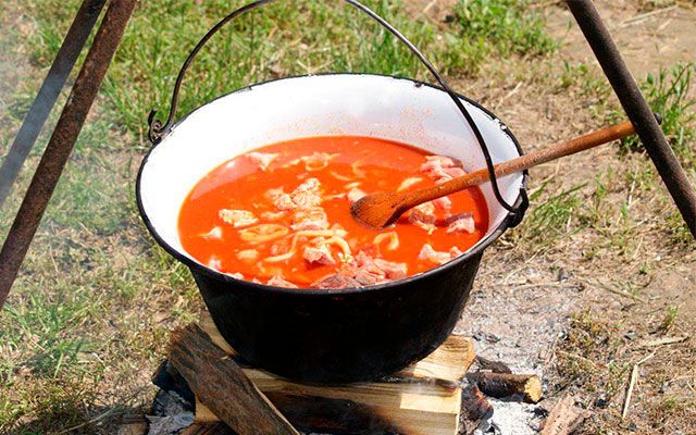 Приготовление гуляша на костре
