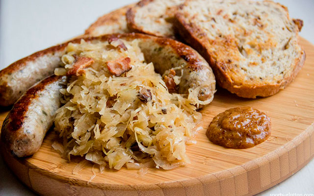 Колбаски с тушеной капустой